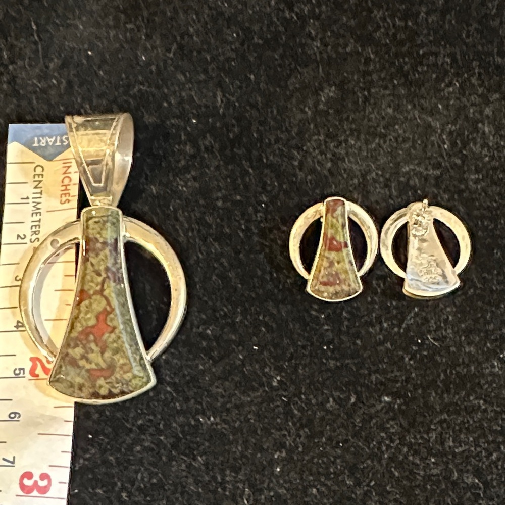 Dtr 925 Silver Green Stone Pendant and earrings set.